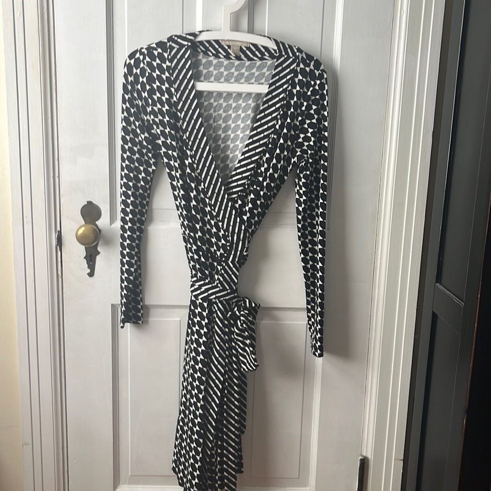 Banana Republic XS black and cream geometric design wrap dress.